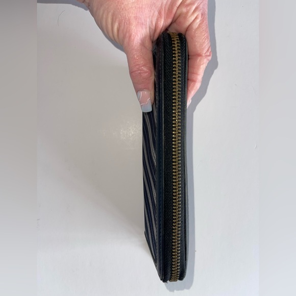 COPY - ✨✨Burberry Blue Label Japan Exclusive Zip up Wallet✨✨ - Picture 4 of 12